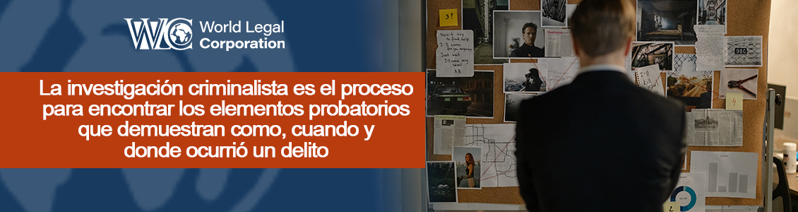 Investigador Criminalístico viendo Pizarra